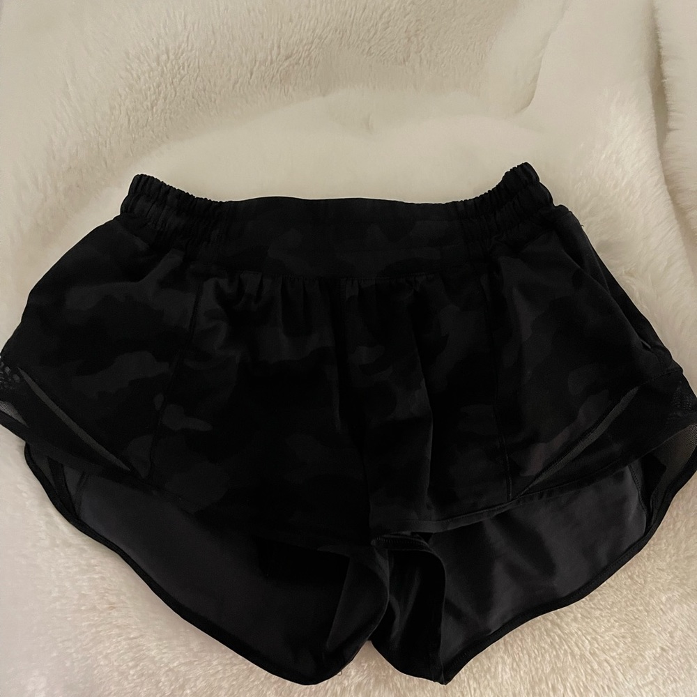 BLACK CAMO LULULEMON SHORTS - SIZE 6
